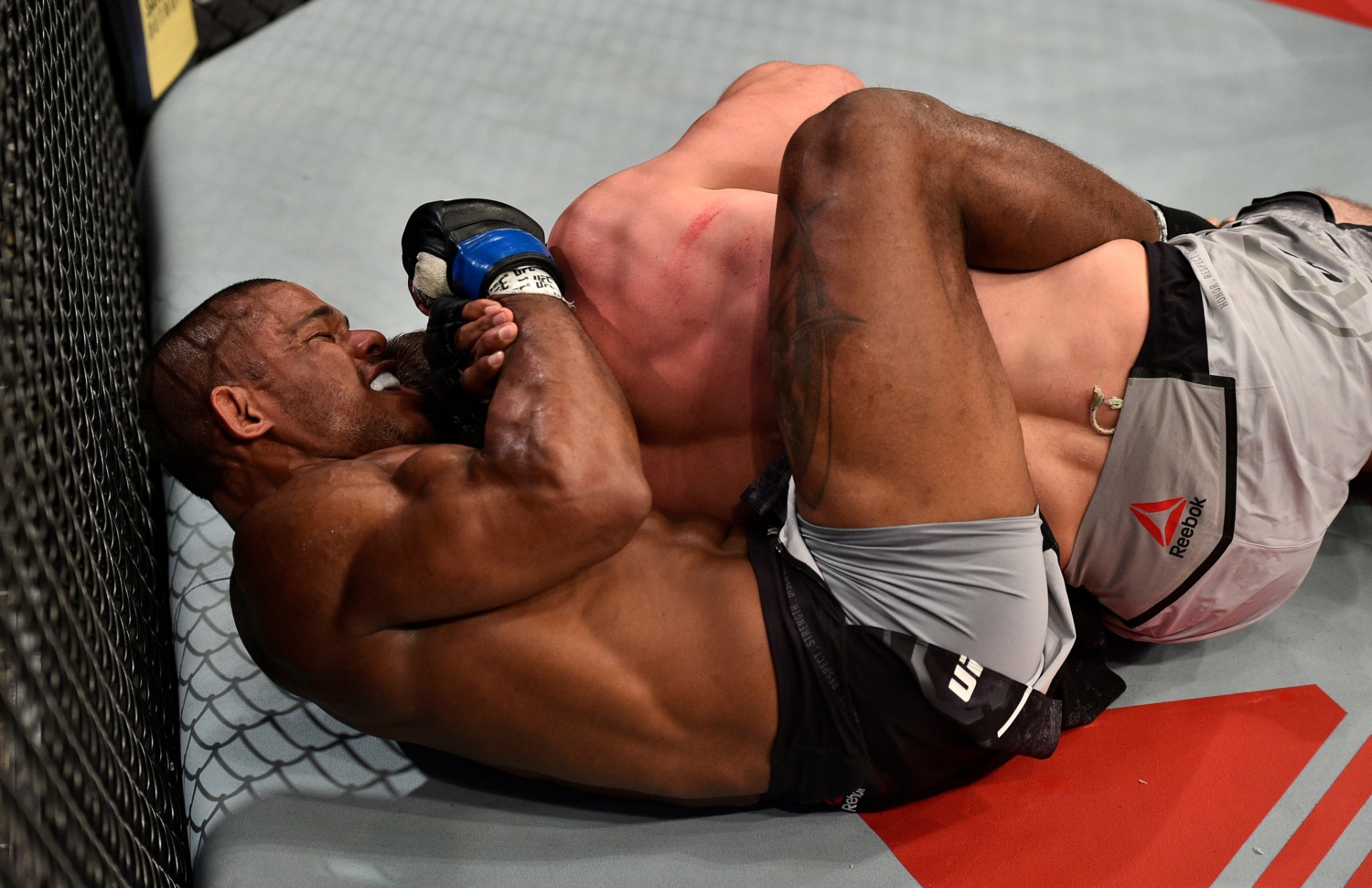 Na primeira luta do card principal, o dominicano Alex Garcia finalizou o russo Muslim Salikhov - Brandon Magnus/Zuffa LLC via Getty Images