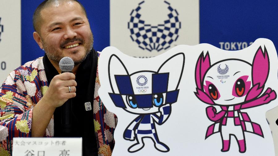 O designer RyoTaniguchi, criador das mascotes que foram escolhido em votação pelo público  - Toru Yamanaka/AFP