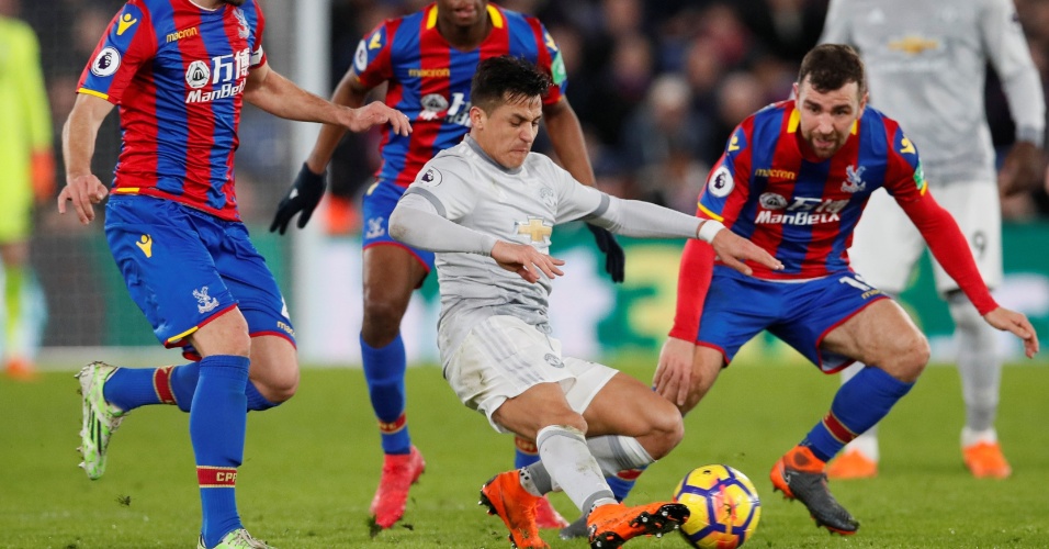 Alexis Sánchez é cercado por três marcadores do Crystal Palace
