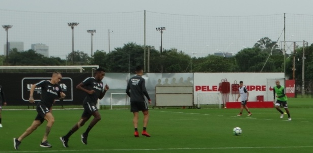 D"Alessandro corre ao lado de Edenílson em treinamento do Internacional - Marinho Saldanha/UOL