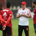 Dorival Júnior orienta os três centroavantes do Flamengo em treinamento no Ninho do Urubu - undefined