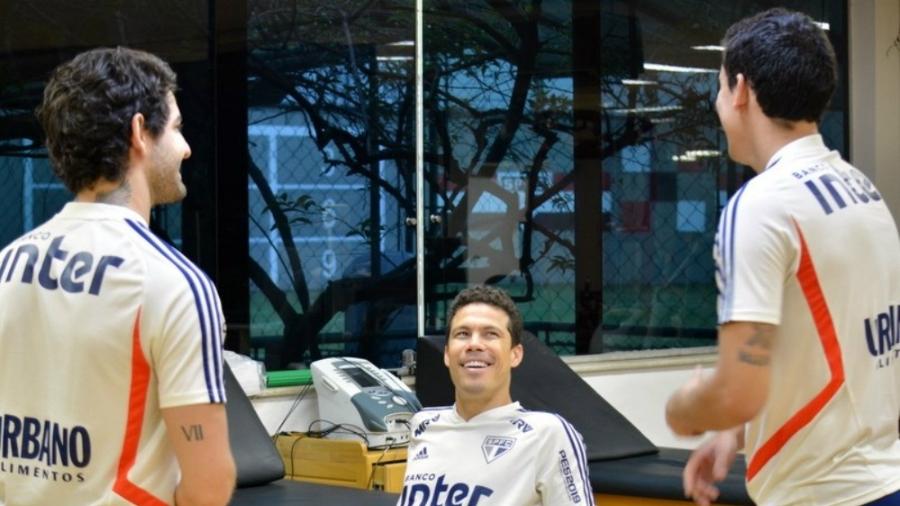 Alexandre Pato conversa com Hernanes e Pablo no CT do São Paulo - Érico Leonan/São Paulo FC