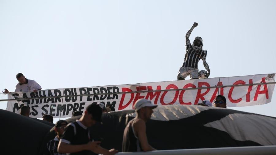 Faixa pró-democracia e estátua de Sócrates foram levadas pelo Corinthians ao setor norte da Arena - Bruno Teixeira/divulgação/Corinthians