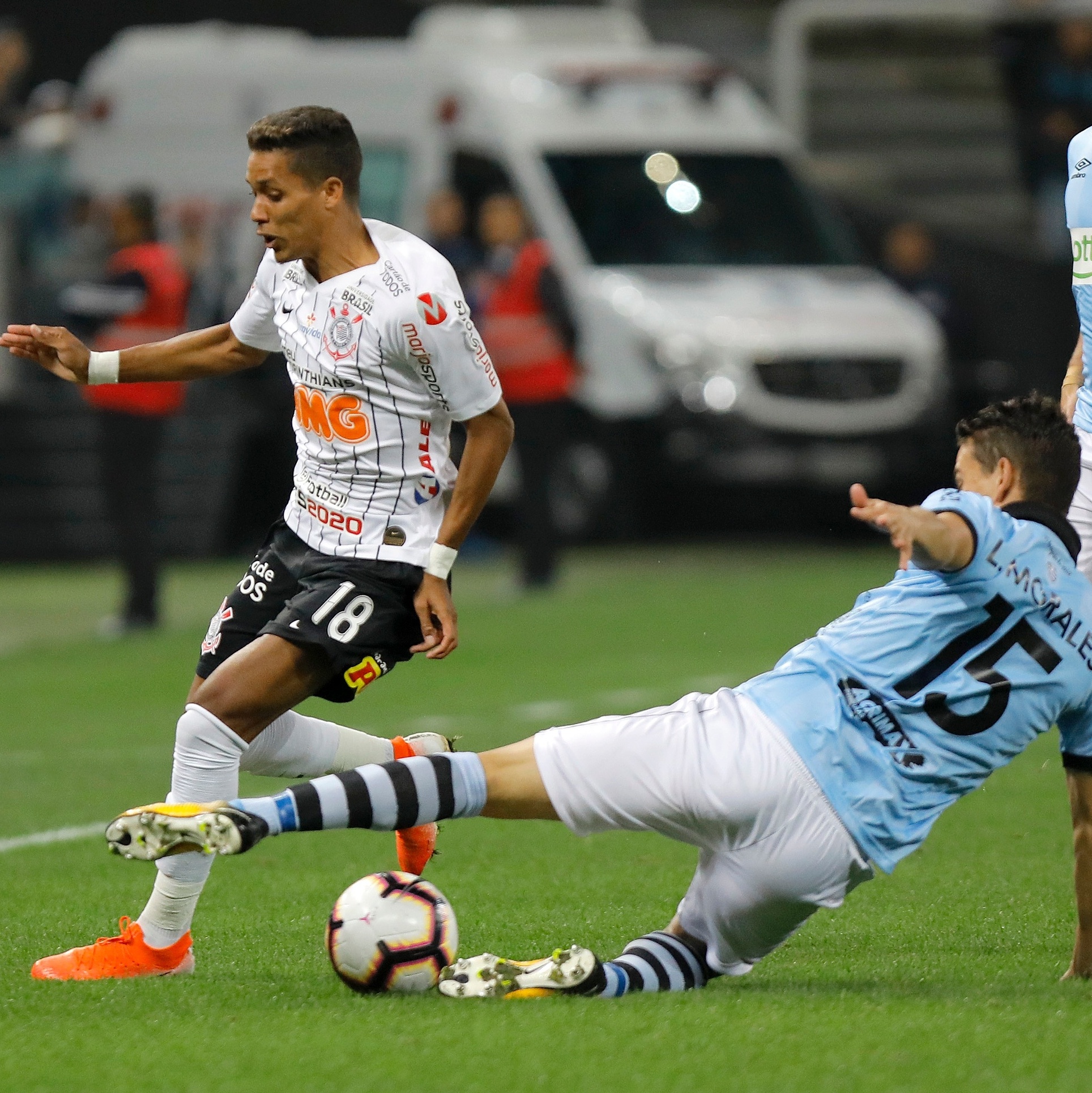 CITY VENCE COM FUTEBOL MAIS AGRESSIVO