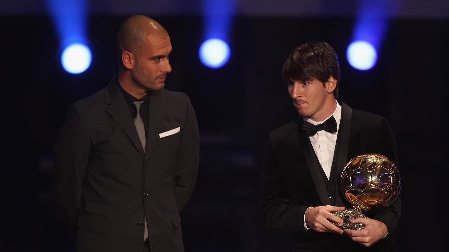 Pep Guardiola observa Lionel Messi após argentino ganhar a Bola de Ouro - Michael Steele/Getty Images