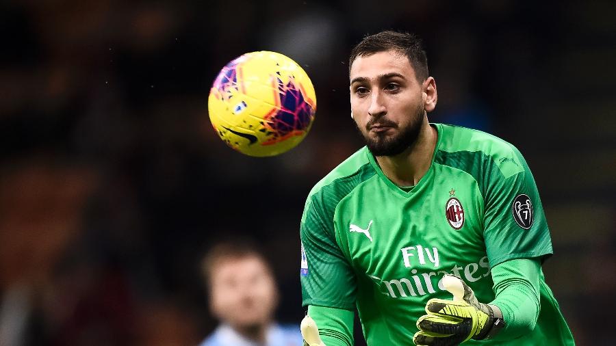 Gianluigi Donnarumma faz a defesa em jogo do Milan contra a Lazio pelo Campeonato Italiano - Nicola Campo/LightRocket/Getty Images