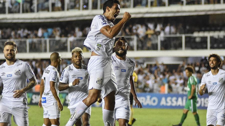 Jogadores do Santos comemoram gol em partida contra a Chapecoense - JOTA ERRE/AGÊNCIA O DIA/AGÊNCIA O DIA/ESTADÃO CONTEÚDO