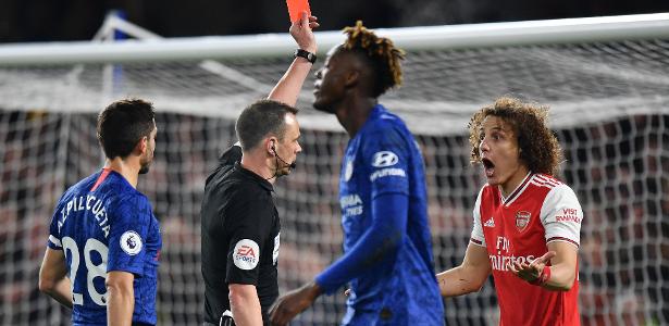 David Luiz é expulso contra Chelsea, mas Martinelli salva ...