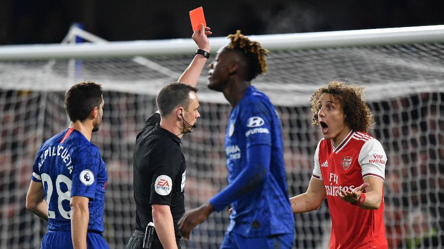 David Luiz é expulso contra Chelsea, mas Martinelli salva Arsenal