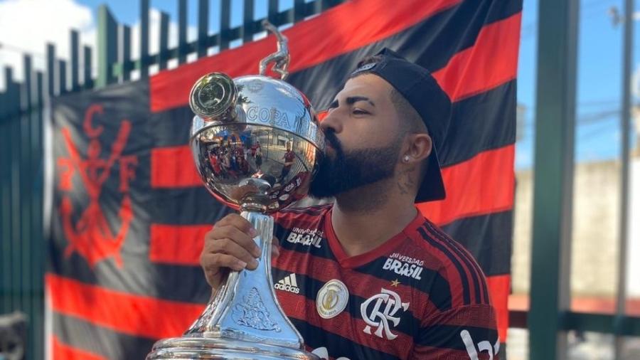 "Gabigol da Torcida" beija taça da Copa Libertadores, conquistada após dois gols do jogador que é sua inspiração - Arquivo Pessoal