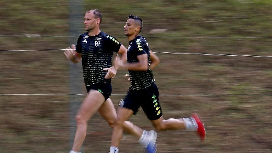Cícero treina com Joel Carli; meio-campista pode ter mesmo destino do zagueiro e deixar o Botafogo - Vitor Silva/BFR