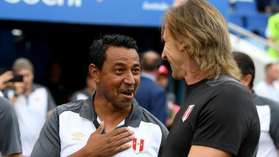 Nolberto Solano (e) ao lado de Ricardo Gareca durante jogo da seleção do Peru - Stu Forster / Getty Images