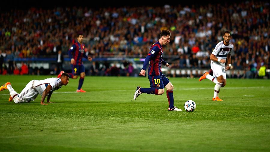 Jerome Boateng fica no chão após drible de Messi em jogo histórico na Champions League de 2015 - Vladimir Rys Photography/Getty Images