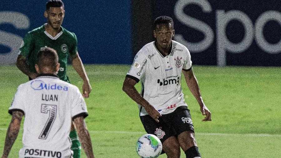Jô tenta passe durante Goiás x Corinthians pelo Brasileirão 2020 - Heber Gomes/AGIF