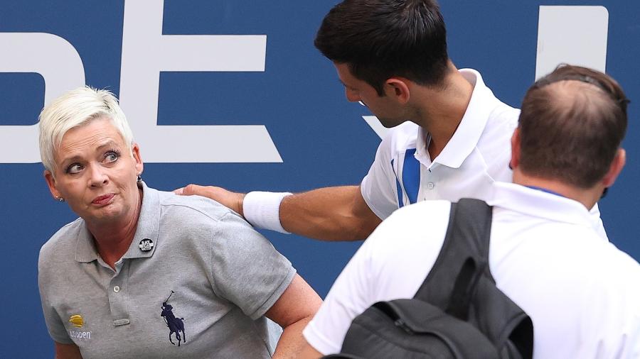 Novak Djokovic confere a situação de juíza de linha após acertar bolada na oficial do US Open de 2020 - Getty Images