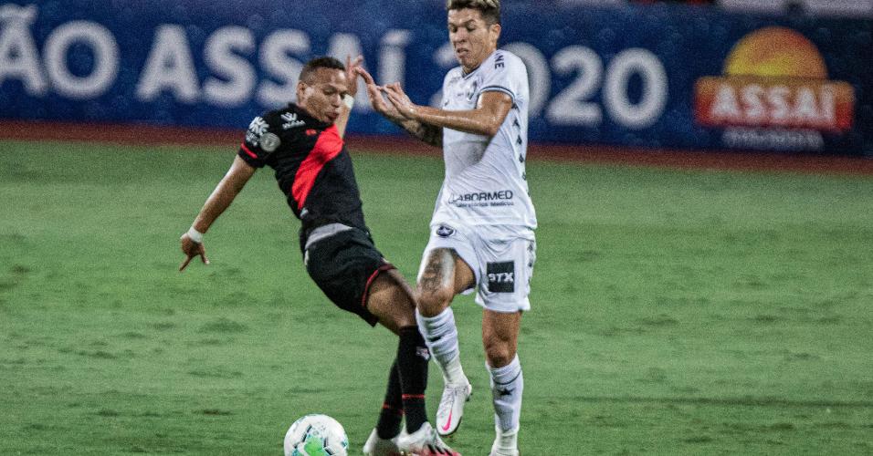 Bruno Nazário e Janderson disputam a bola durante a partida entre Atlético-GO x Botafogo
