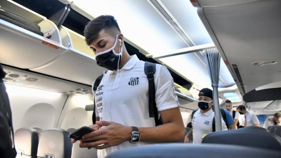 Kaio Jorge em avião fretado pelo Santos rumo ao Paraguai - Ivan Storti/Santos FC