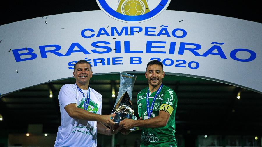 Técnico Umberto Louzer e capitão Alan Ruschel comemoram título da Série B 2020 - Márcio Cunha I ACF