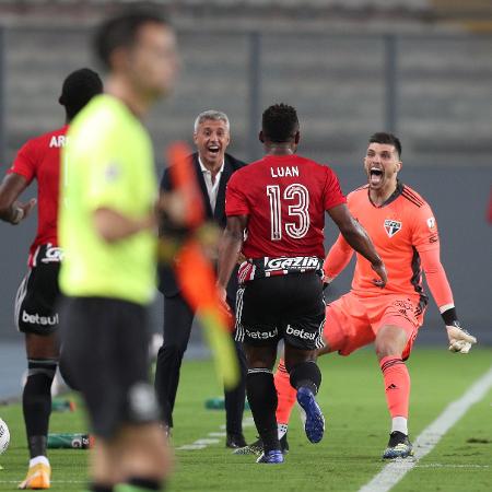 Luan e Tiago Volpi comemoram ao lado de Crespo o gol do São Paulo contra o Sporting Cristal - Getty Images