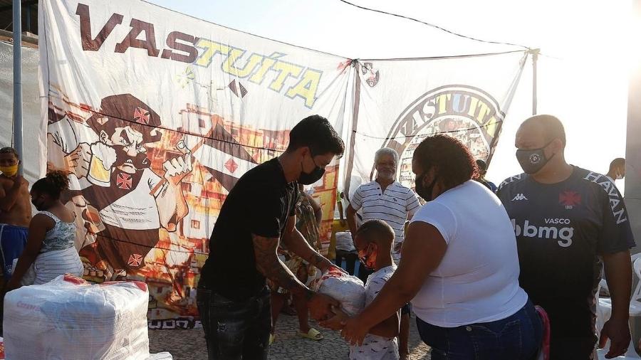 Germán Cano faz entrega das cestas básicas aos moradores da comunidade do Tuiutí, vizinha ao Vasco - Rafael Ribeiro / Vasco