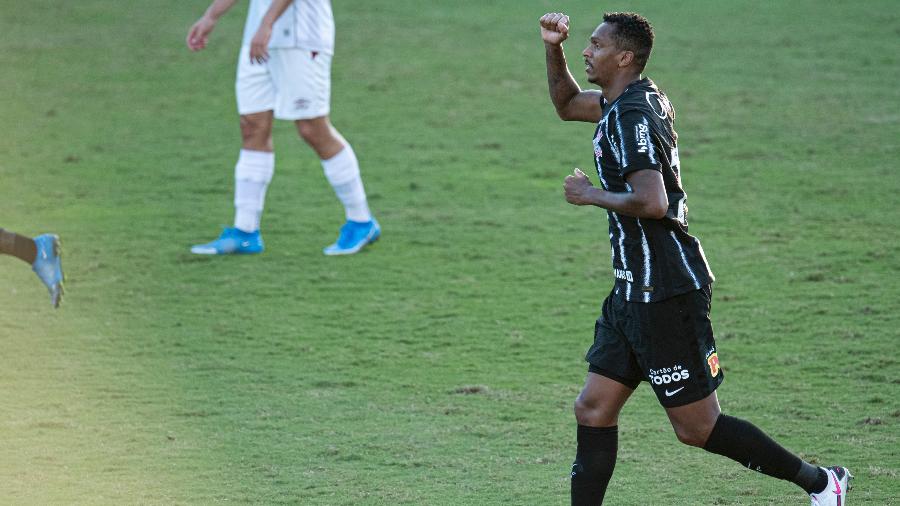 Jô comemora gol pelo Corinthians contra o Fluminense, pelo Brasileirão - Jorge Rodrigues/AGIF
