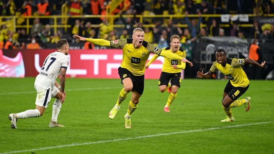 Erling Haaland comemora gol do Borussia Dortmund contra o Hoffenheim - Getty Images