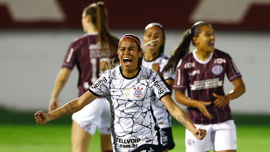 Victoria Albuquerque comemora gol pelo Corinthians contra a Ferroviária, pelas semifinais do Brasileiro Feminino - Thiago Calil/AGIF