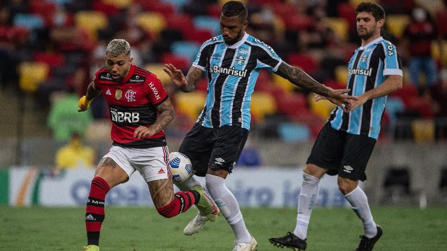 Gabigol e Paulo Miranda disputam lance na partida entre Flamengo e Grêmio - Thiago Ribeiro/AGIF