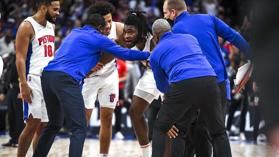 Isaiah Stewart, do Detroit Pistons, foi agredido por LeBron James, do Los Angeles Lakers - Nic Antaya/Getty Images/AFP