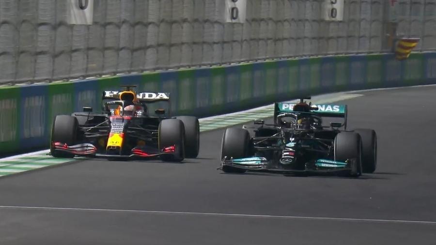 Lewis Hamilton (Mercedes) e Max Verstappen (Red Bull) durante GP da Arábia Saudita; britânico venceu a prova - Reprodução/Twitter