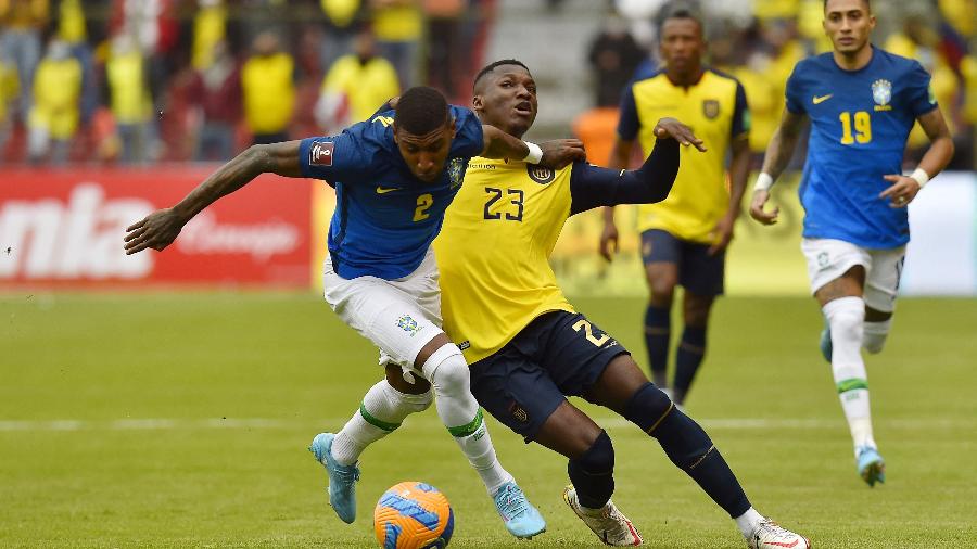 Emerson Royal disputa a bola com Caicedo na partida entre Brasil e Equador pelas Eliminatórias da Copa - Rodrigo Buendia/Reuters