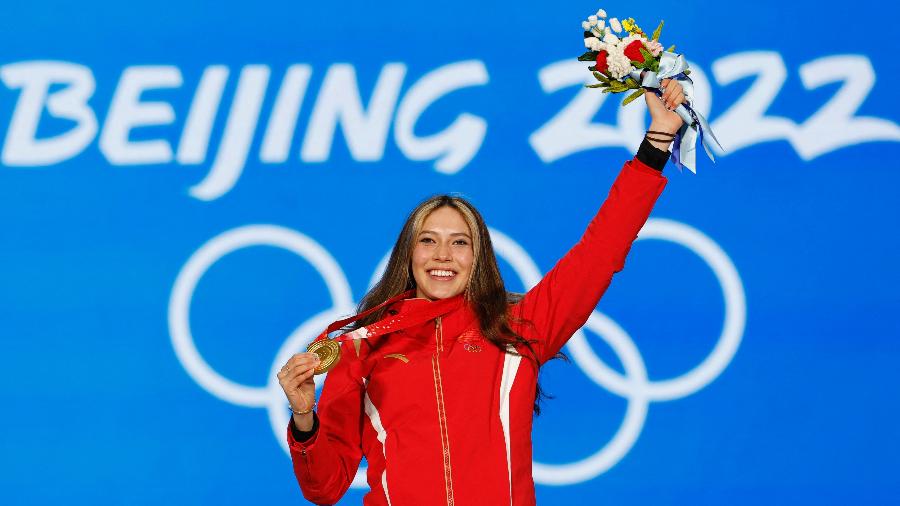 A esquiadora Eileen Gu, sino-americana, comemorando sua medalha de Ouro nos Jogos Olímpicos de Inverno de 2022 - Tyrone Siu/Reuters