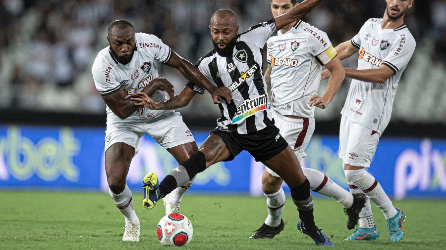 Chay, do Botafogo. disputa lance com Manoel, do Fluminense, durante partida no estádio Engenhão - JORGE RODRIGUES/ESTADÃO CONTEÚDO