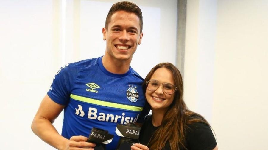 Goleiro Brenno, do Grêmio, e sua esposa Victoria Fogazzi anunciando que esperam um filho - Reprodução Web: // Instagram Brenno