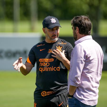 Técnico Vítor Pereira e presidente Duílio Monteiro Alves durante treino do Corinthians em março de 2022 - Rodrigo Coca/Agência Corinthians