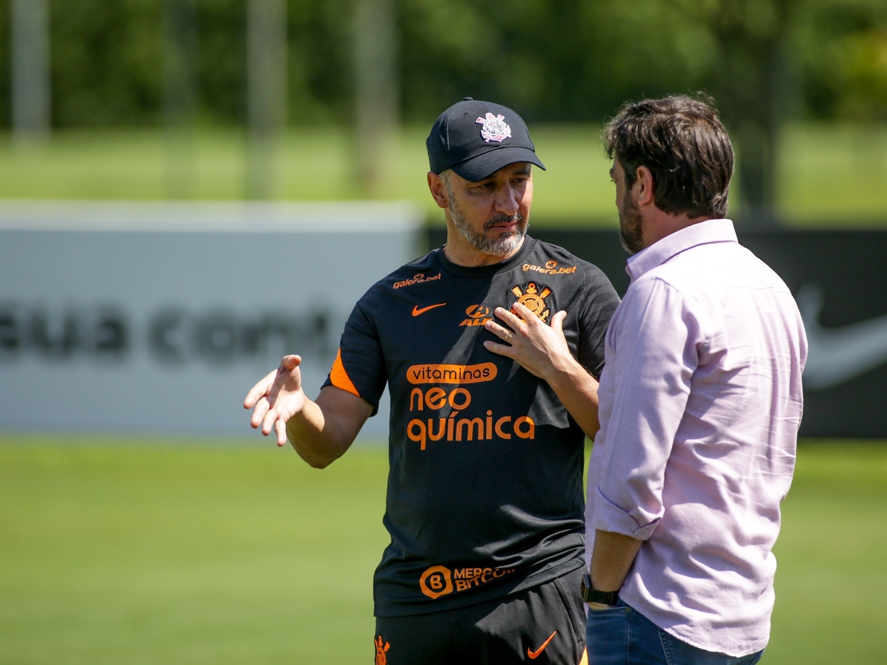Mesmo com dívida maior, Corinthians faz papel de time rico contra Flu