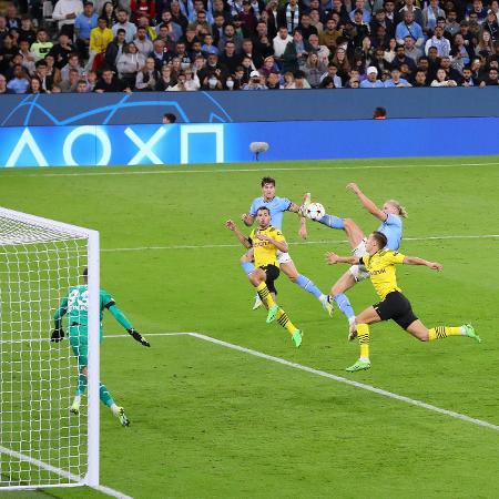 Haaland fez acrobacia para marcar para o Manchester City no jogo contra o Borussia Dortmund - Alex Livesey - UEFA/UEFA via Getty Images