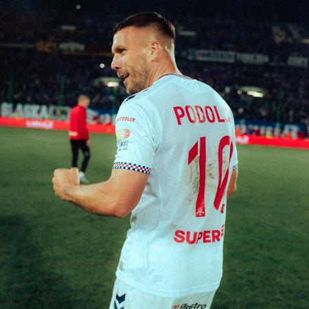 Podolski em ação pelo Gornik Zabrze - Reprodução/Twitter/@Podolski10