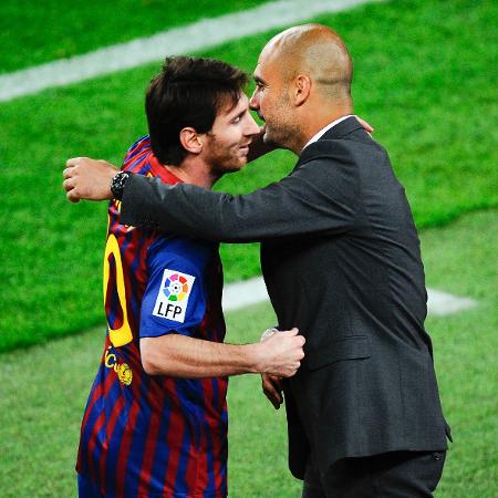 Lionel Messi e Pep Guardiola se abraçam em jogo do Barcelona, em 2012