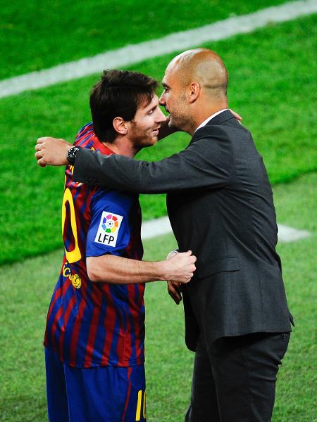 Lionel Messi e Pep Guardiola se abraçam em jogo do Barcelona em maio de 2012 - David Ramos/Getty Images