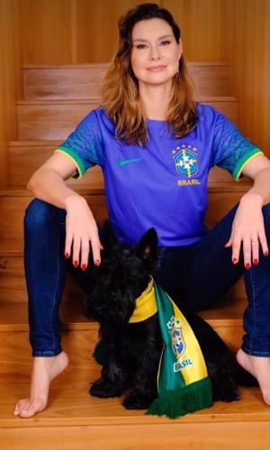 Atriz Lavínia Vlasak e o seu pet já vestem verde e amarelo para a estreia do Brasil na Copa do Mundo