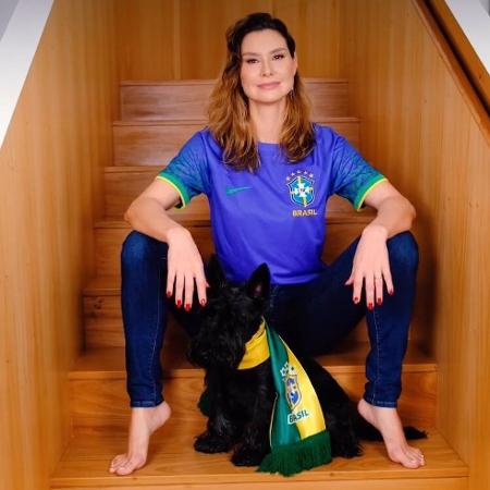 Lavínia Vlasak e o seu pet já vestem verde e amarelo para a estreia do Brasil na Copa - Reprodução/Instagram