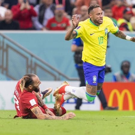 Gudelj, da Sérvia, derruba Neymar na partida contra o Brasil, na Copa do Mundo do Qatar - Olimpik/Getty