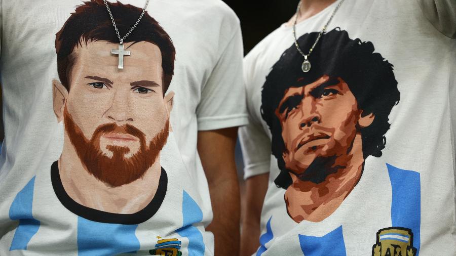 Torcedores usam camisas de Messi e Maradona antes do jogo Argentina x Croácia, pela semifinal da Copa do Qatar - Molly Darlington/Reuters