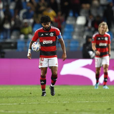 Com a faixa de capitão após saída de Ribeiro, Gabigol coloca bola debaixo do braço após Fla sofrer gol no Mundial - James Williamson - AMA/Getty Images