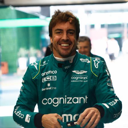 Fernando Alonso nos boxes da Aston Martin em Jeddah no fim de semana do GP da Arábia Saudita - Zak Mauger/Aston Martin