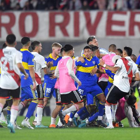 Jogadores de River e Boca brigaram no gramado após o gol de Miguel Borja - Marcelo Endelli/Getty