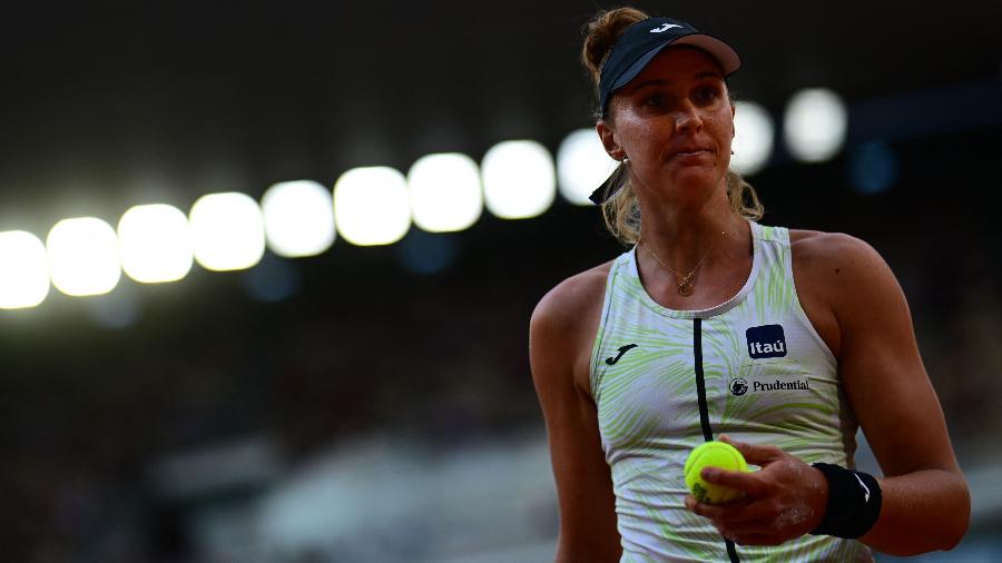 Bia Haddad durante a semifinal em Roland Garros contra a polonesa Iga Swiatek - EMMANUEL DUNAND/AFP