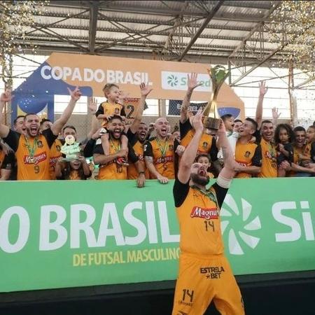 Jogadores do Magnus comemoram o título da Copa do Brasil