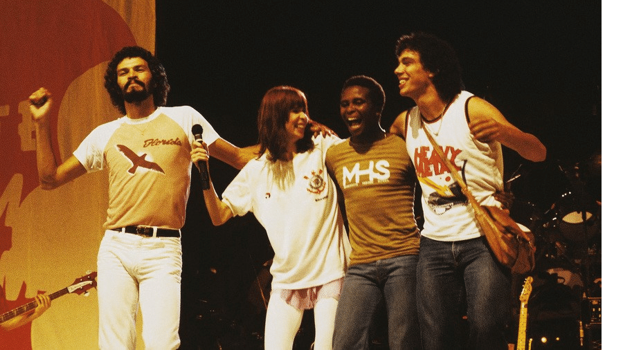 Rita Lee no palco com Sócrates, Wladimir e Casagrande, ex-jogadores do Corinthians, em show em 1982